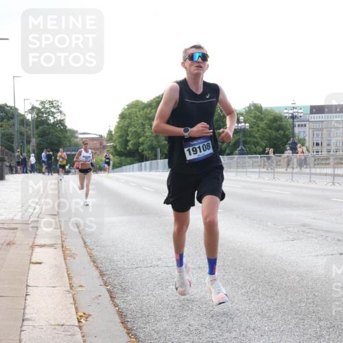 29.06.2025 - hella hamburg halbmarathon Lena Gebhardt http://msf.ph/oto/8412203 29.06.2025 09:39:31 Lombardsbrücke 19108, 51, 4524, 6699, 11342, 13016, 14188, 14932, 15166, 16529, 16548, 18694, 18848, 19072, 19108 meine-sportfotos.de