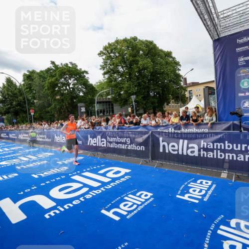 29.06.2025 - hella hamburg halbmarathon Zöllner http://msf.ph/oto/8412204 29.06.2025 10:23:05 Ziel 4128, 7862, 18328 meine-sportfotos.de