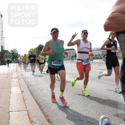 29.06.2025 - hella hamburg halbmarathon Lena Gebhardt http://msf.ph/oto/8412206 29.06.2025 09:50:28 Lombardsbrücke 11491, 16820, 1882, 1209, 1358, 1615, 1675, 1688, 1697, 1700, 1803, 1882, 2415, 2568, 2675, 2719, 2826, 3332, 3530, 3626, 4205, 4229, 4380, 4398, 4823, 5248, 5409, 5436, 5472, 5508, 5745, 5791, 5803, 6080, 6458, 6529, 6649, 6682, 6704, 7026, 7495, 7774, 8450, 8629, 8958, 9017, 9116, 9294, 9302, 9365, 9711, 9979, 10064, 10218, 10783, 10894, 10922, 11281, 11305, 11379, 11767, 12292, 12540, 12554, 12895, 13725, 14560 meine-sportfotos.de
