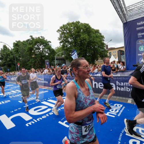 29.06.2025 - hella hamburg halbmarathon Zöllner http://msf.ph/oto/8412208 29.06.2025 10:46:33 Ziel 2222, 2842, 4237, 4497, 5459, 6421, 6978, 8482, 8981, 9232, 9386, 9529, 9786, 12891, 14045, 14228, 14482, 15157, 15206, 17281, 17461, 18882, 19209 meine-sportfotos.de