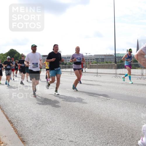 29.06.2025 - hella hamburg halbmarathon Lena Gebhardt http://msf.ph/oto/8412242 29.06.2025 10:17:13 Lombardsbrücke 12043, 447, 2908, 151, 16704, 1083, 1117, 1137, 1240, 1298, 1331, 1348, 1356, 1403, 1477, 1553, 1602, 2225, 2305, 2860, 2908, 3088, 3210, 3450, 3464, 3466, 3622, 3802, 3803, 4194, 4852, 5023, 5390, 5929, 5930, 5995, 6126, 6128, 6328, 6520, 6522, 6742, 6941, 6948, 7011, 7114, 7115, 7257, 7291, 7345, 7360, 7376, 7410, 7445, 7566, 7647, 7844, 7924, 7928, 7945, 8210, 8253, 8263, 8309, 8351, 8433, 8513, 8558, 8619, 8895, 8983, 9091, 9152, 9208, 9259, 9492 meine-sportfotos.de