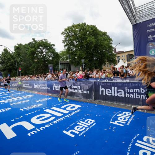 29.06.2025 - hella hamburg halbmarathon Zöllner http://msf.ph/oto/8412243 29.06.2025 10:46:35 Ziel 4237, 4497, 5459, 6978, 8482, 8981, 9232, 9386, 9529, 9786, 12891, 13525, 15133, 15206, 17281, 17461, 18882 meine-sportfotos.de