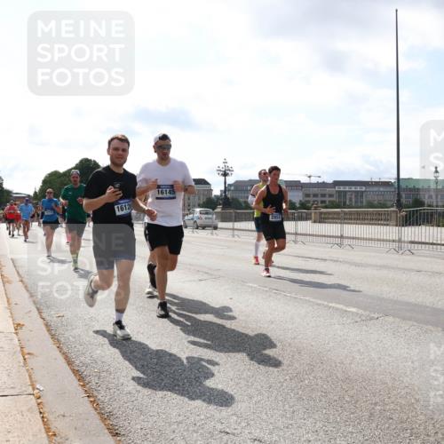 29.06.2025 - hella hamburg halbmarathon Lena Gebhardt http://msf.ph/oto/8412246 29.06.2025 10:04:37 Lombardsbrücke 1213, 1612, 16145, 2852, 1213, 1316, 1347, 1377, 1559, 1674, 2011, 2463, 2628, 2698, 2852, 2979, 3994, 4146, 4293, 4394, 4538, 4587, 4951, 5354, 5365, 5869, 5976, 6311, 6709, 8049, 8177, 8217, 9489, 9526, 10100, 10213, 10709, 10756, 10834, 10962, 11088, 11511, 11551, 11582, 12004, 12005, 12125, 12924, 12998, 13533, 13625, 14340, 14436, 14917, 15525, 15532, 16128, 16145, 16357, 16753, 16989, 16995, 17071, 17113, 17434, 17437, 17814 meine-sportfotos.de
