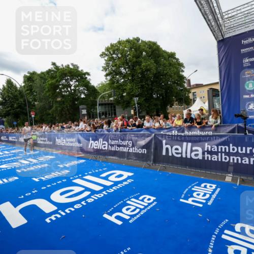 29.06.2025 - hella hamburg halbmarathon Zöllner http://msf.ph/oto/8412247 29.06.2025 10:23:07 Ziel 4128, 7862, 18930 meine-sportfotos.de