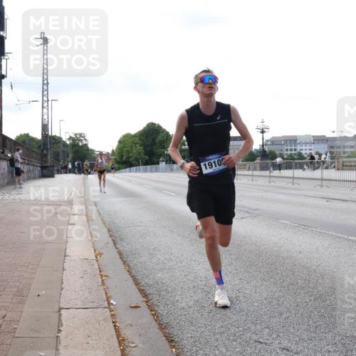 29.06.2025 - hella hamburg halbmarathon Lena Gebhardt http://msf.ph/oto/8412264 29.06.2025 09:39:32 Lombardsbrücke 1910, 51, 4524, 6699, 11342, 13016, 14188, 14932, 15166, 16529, 16548, 17402, 18694, 18848, 19072, 19108 meine-sportfotos.de
