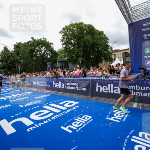 29.06.2025 - hella hamburg halbmarathon Zöllner http://msf.ph/oto/8412277 29.06.2025 10:46:36 Ziel 4497, 5459, 8482, 9051, 9232, 9386, 9529, 9786, 13525, 15133, 15206, 17281, 17461, 18882 meine-sportfotos.de