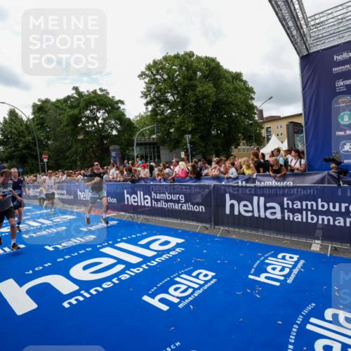 29.06.2025 - hella hamburg halbmarathon Zöllner http://msf.ph/oto/8412285 29.06.2025 10:46:37 Ziel 4497, 5459, 8482, 9051, 9232, 9386, 9529, 13525, 13554, 15026, 15133, 15206, 17281, 17461, 18882 meine-sportfotos.de