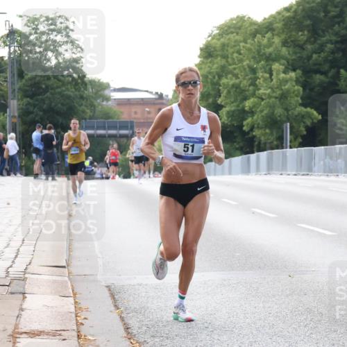 29.06.2025 - hella hamburg halbmarathon Lena Gebhardt http://msf.ph/oto/8412295 29.06.2025 09:39:33 Lombardsbrücke 7402, 51, 51, 4524, 6699, 11342, 11678, 13016, 14188, 14932, 15166, 16529, 16548, 17402, 18694, 18848, 19072, 19108 meine-sportfotos.de