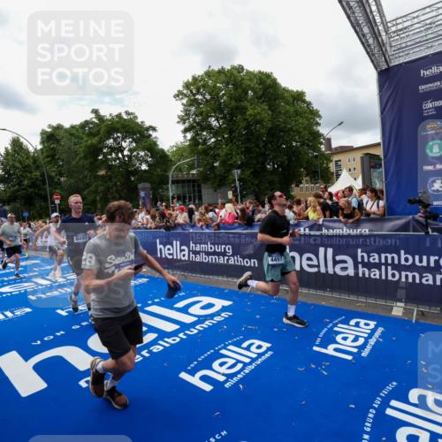 29.06.2025 - hella hamburg halbmarathon Zöllner http://msf.ph/oto/8412298 29.06.2025 10:46:37 Ziel 4497, 5459, 8482, 9051, 9232, 9386, 9529, 13525, 13554, 15026, 15133, 15206, 17281, 17461, 18882 meine-sportfotos.de