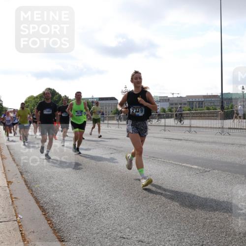 29.06.2025 - hella hamburg halbmarathon Lena Gebhardt http://msf.ph/oto/8412304 29.06.2025 09:50:29 Lombardsbrücke 11491, 1700, 2675, 2719, 1209, 1358, 1615, 1675, 1688, 1697, 1700, 1803, 1882, 2415, 2568, 2675, 2719, 2826, 3332, 3626, 4205, 4229, 4380, 4398, 4823, 5248, 5409, 5436, 5472, 5508, 5745, 5791, 5803, 6080, 6458, 6529, 6649, 6682, 6704, 7026, 7495, 7774, 8450, 8629, 8958, 9017, 9116, 9294, 9302, 9365, 9711, 9979, 10064, 10218, 10783, 10894, 10922, 11281, 11305, 11379, 11767, 12292, 12540, 12554, 12895, 13725, 14560 meine-sportfotos.de