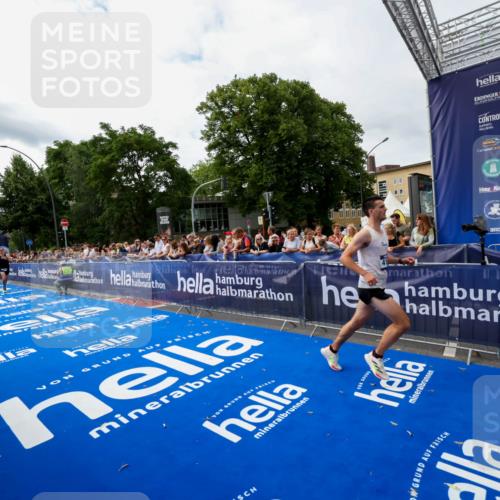 29.06.2025 - hella hamburg halbmarathon Zöllner http://msf.ph/oto/8412305 29.06.2025 10:23:08 Ziel 4128, 7862, 18930 meine-sportfotos.de