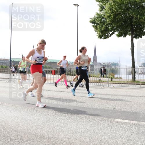 29.06.2025 - hella hamburg halbmarathon Lena Gebhardt http://msf.ph/oto/8412308 29.06.2025 10:41:56 Lombardsbrücke 11098, 12233, 4541, 1039, 1314, 1509, 1623, 1648, 1712, 1752, 2145, 2153, 2523, 2974, 3276, 3326, 3344, 3459, 3460, 3568, 4329, 4415, 4541, 4735, 4736, 4787, 4885, 5432, 5671, 6136, 6137, 6153, 6320, 6430, 6436, 6450, 6618, 6837, 6846, 6917, 7022, 7023, 7357, 7477, 7955, 7968, 8004, 8014, 8162, 8163, 8300, 8301, 8443, 8848, 8897, 8908, 9008, 9223, 9467, 9588, 10027, 10348, 10483, 10623, 11011, 11166 meine-sportfotos.de
