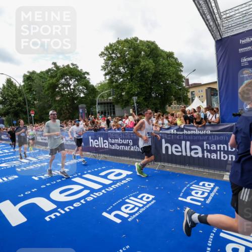 29.06.2025 - hella hamburg halbmarathon Zöllner http://msf.ph/oto/8412316 29.06.2025 10:46:39 Ziel 1920, 1942, 5459, 8482, 9051, 9232, 9529, 13525, 13554, 15026, 15133, 15206, 15714, 17281, 17461, 18297, 18882 meine-sportfotos.de