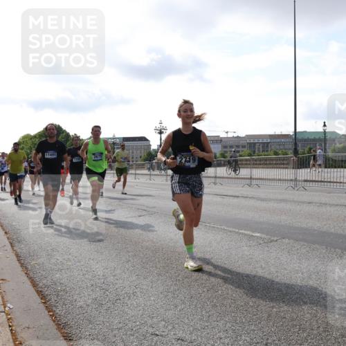 29.06.2025 - hella hamburg halbmarathon Lena Gebhardt http://msf.ph/oto/8412328 29.06.2025 09:50:29 Lombardsbrücke 1209, 1358, 1615, 1675, 1688, 1697, 1700, 1803, 1882, 2415, 2568, 2675, 2719, 2826, 3332, 3626, 4205, 4229, 4380, 4398, 4823, 5248, 5409, 5436, 5472, 5508, 5745, 5791, 5803, 6080, 6458, 6529, 6649, 6682, 6704, 7026, 7495, 7774, 8450, 8629, 8958, 9017, 9116, 9294, 9302, 9365, 9711, 9979, 10064, 10218, 10783, 10894, 10922, 11281, 11305, 11379, 11767, 12292, 12540, 12554, 12895, 13725, 14560 meine-sportfotos.de