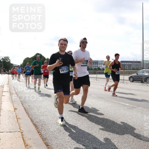 29.06.2025 - hella hamburg halbmarathon Lena Gebhardt http://msf.ph/oto/8412334 29.06.2025 10:04:38 Lombardsbrücke 1213, 4146, 16128, 7113, 16145, 1126, 1213, 1316, 1347, 1377, 1559, 1674, 2011, 2463, 2628, 2698, 2852, 2979, 3994, 4146, 4293, 4394, 4538, 4587, 4951, 5354, 5365, 5869, 5976, 6311, 6709, 8049, 8177, 8217, 9489, 10100, 10213, 10709, 10756, 10834, 10962, 11088, 11551, 11582, 12004, 12005, 12125, 12924, 12998, 13533, 13625, 14340, 14436, 14917, 15525, 15532, 16128, 16145, 16357, 16579, 16753, 16989, 16995, 17071, 17113, 17434, 17437, 17814 meine-sportfotos.de