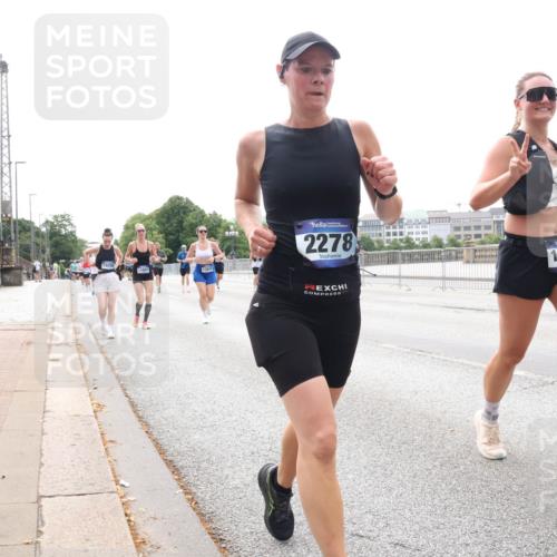 29.06.2025 - hella hamburg halbmarathon Lena Gebhardt http://msf.ph/oto/8412379 29.06.2025 10:25:37 Lombardsbrücke 11662, 13842, 2278, 1115, 1093, 1305, 1479, 1481, 1627, 2278, 3343, 3765, 3920, 3961, 3963, 4378, 4797, 5028, 5564, 5814, 6663, 6869, 8881, 8962, 9811, 9927, 10104, 10219, 10845, 10846, 11157, 11596, 11662, 11699, 12074, 12505, 12838, 13510, 13653, 13842, 14086, 14223, 14936, 15016, 15119, 15283, 16289, 16354, 16381, 16421, 16422, 16927, 17369 meine-sportfotos.de