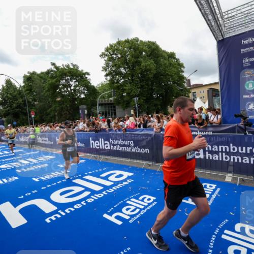 29.06.2025 - hella hamburg halbmarathon Zöllner http://msf.ph/oto/8412393 29.06.2025 10:46:42 Ziel 1920, 1942, 9051, 13525, 13554, 15026, 15133, 15206, 15714, 16175, 17865, 18297, 19128 meine-sportfotos.de