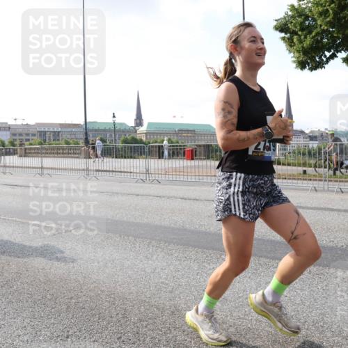 29.06.2025 - hella hamburg halbmarathon Lena Gebhardt http://msf.ph/oto/8412421 29.06.2025 09:50:30 Lombardsbrücke 267, 1209, 1358, 1615, 1675, 1688, 1697, 1700, 1803, 1882, 2415, 2568, 2675, 2719, 2826, 3332, 3626, 4205, 4229, 4380, 4398, 4823, 5248, 5409, 5436, 5472, 5508, 5745, 5791, 5803, 6080, 6458, 6529, 6649, 6704, 7026, 7774, 8450, 8629, 8958, 9017, 9116, 9294, 9302, 9365, 9711, 9979, 10064, 10218, 10783, 10894, 10922, 11281, 11305, 11379, 11767, 12292, 12540, 12554, 12895, 13725 meine-sportfotos.de