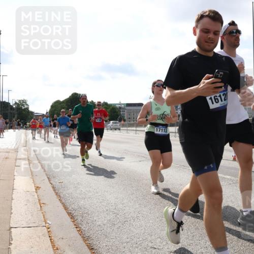 29.06.2025 - hella hamburg halbmarathon Lena Gebhardt http://msf.ph/oto/8412427 29.06.2025 10:04:38 Lombardsbrücke 1213, 4146, 17113, 1612, 1126, 1213, 1316, 1347, 1377, 1559, 1674, 2011, 2463, 2628, 2698, 2852, 2979, 3994, 4146, 4293, 4394, 4538, 4587, 4951, 5354, 5365, 5869, 5976, 6311, 6709, 8049, 8177, 8217, 9489, 10100, 10213, 10709, 10756, 10834, 10962, 11088, 11551, 11582, 12004, 12005, 12125, 12924, 12998, 13533, 13625, 14340, 14436, 14917, 15525, 15532, 16128, 16145, 16357, 16579, 16753, 16989, 16995, 17071, 17113, 17434, 17437, 17814 meine-sportfotos.de