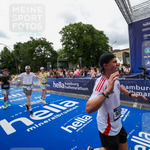 29.06.2025 - hella hamburg halbmarathon Zöllner http://msf.ph/oto/8412429 29.06.2025 10:46:44 Ziel 1920, 1942, 3976, 6630, 9051, 13554, 15026, 15133, 15714, 16175, 17743, 17865, 18297, 19128 meine-sportfotos.de