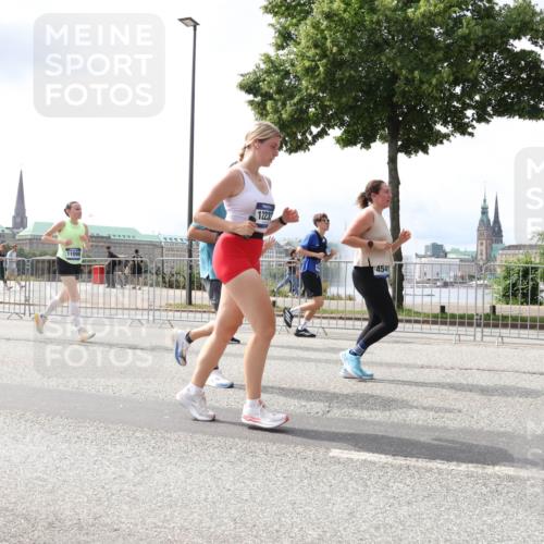 29.06.2025 - hella hamburg halbmarathon Lena Gebhardt http://msf.ph/oto/8412435 29.06.2025 10:41:57 Lombardsbrücke 11098, 12239, 4541, 1039, 1314, 1509, 1623, 1648, 1712, 1752, 2145, 2153, 2523, 2974, 3276, 3326, 3344, 3459, 3460, 3568, 4329, 4415, 4541, 4735, 4736, 4787, 4885, 5432, 5671, 6136, 6137, 6153, 6320, 6430, 6436, 6450, 6618, 6837, 6846, 6917, 7357, 7477, 7955, 7968, 8004, 8014, 8162, 8163, 8300, 8301, 8443, 8848, 8897, 8908, 9008, 9223, 9467, 9588, 10027, 10348, 10623, 11011, 11166 meine-sportfotos.de