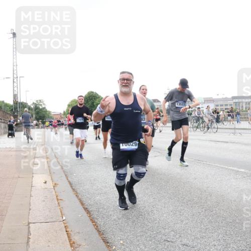 29.06.2025 - hella hamburg halbmarathon Lena Gebhardt http://msf.ph/oto/8412439 29.06.2025 10:51:14 Lombardsbrücke 1642, 17079, 82, 029, 13522, 1129, 1203, 1208, 1404, 1478, 1617, 1997, 2200, 2202, 2308, 2358, 2380, 2484, 2485, 2859, 3229, 3934, 4156, 4652, 4713, 4771, 4808, 4848, 4878, 4920, 5286, 5289, 5357, 5394, 5530, 6091, 6178, 6961, 7012, 7141, 7769, 7770, 7771, 7825, 7871, 7992, 8040, 8200, 8410, 8672, 8779, 8986, 9166, 9167, 9582, 9583, 9763, 10029, 10552, 10614, 10636, 11034, 11052, 11252, 11268, 11575, 11577, 14534 meine-sportfotos.de