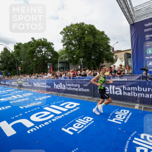 29.06.2025 - hella hamburg halbmarathon Zöllner http://msf.ph/oto/8412449 29.06.2025 10:23:16 Ziel 18930 meine-sportfotos.de