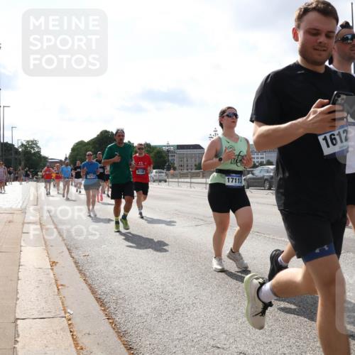 29.06.2025 - hella hamburg halbmarathon Lena Gebhardt http://msf.ph/oto/8412459 29.06.2025 10:04:38 Lombardsbrücke 1213, 4146, 17113, 1612, 2852, 1126, 1213, 1316, 1347, 1377, 1559, 1674, 2011, 2463, 2628, 2698, 2852, 2979, 3994, 4146, 4293, 4394, 4538, 4587, 4951, 5354, 5365, 5869, 5976, 6311, 6709, 8049, 8177, 8217, 9489, 10100, 10213, 10709, 10756, 10834, 10962, 11088, 11551, 11582, 12004, 12005, 12125, 12924, 12998, 13533, 13625, 14340, 14436, 14917, 15525, 15532, 16128, 16145, 16357, 16579, 16753, 16989, 16995, 17071, 17113, 17434, 17437, 17814 meine-sportfotos.de
