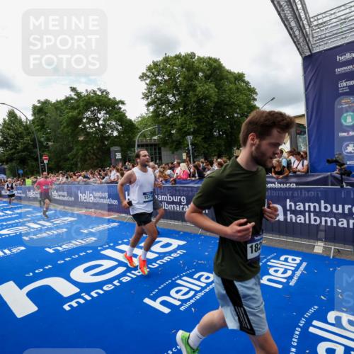 29.06.2025 - hella hamburg halbmarathon Zöllner http://msf.ph/oto/8412468 29.06.2025 10:46:46 Ziel 1920, 1942, 3976, 6630, 11858, 13554, 14541, 15026, 15714, 15900, 16175, 17353, 17743, 17865, 18297, 19128 meine-sportfotos.de
