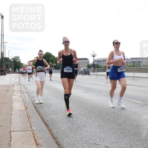 29.06.2025 - hella hamburg halbmarathon Lena Gebhardt http://msf.ph/oto/8412497 29.06.2025 10:25:40 Lombardsbrücke 14086, 11662, 13842, 1093, 1305, 1479, 1481, 1627, 2278, 3343, 3765, 3961, 3963, 4378, 4797, 5028, 5497, 5564, 5814, 6663, 6869, 8881, 8962, 9811, 9927, 10104, 10219, 10845, 10846, 11157, 11596, 11662, 11699, 11828, 12074, 12505, 12838, 13510, 13653, 13842, 14086, 14223, 14936, 15016, 15119, 15283, 16289, 16354, 16381, 16421, 16422, 16927, 17369 meine-sportfotos.de