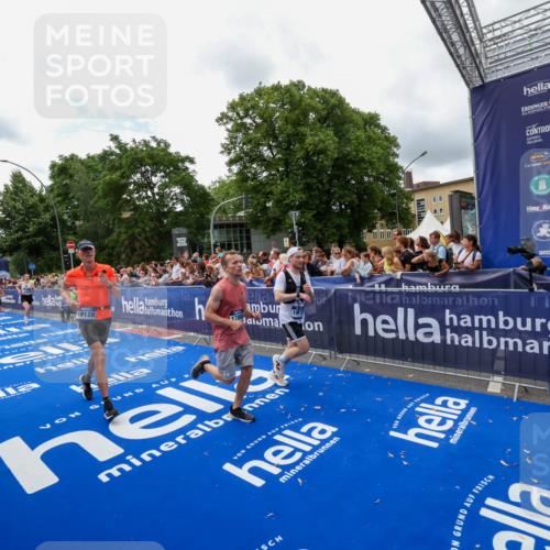 29.06.2025 - hella hamburg halbmarathon Zöllner http://msf.ph/oto/8412529 29.06.2025 10:46:49 Ziel 3976, 6630, 11858, 13940, 14541, 15900, 16175, 17353, 17492, 17669, 17743, 17865, 19128 meine-sportfotos.de