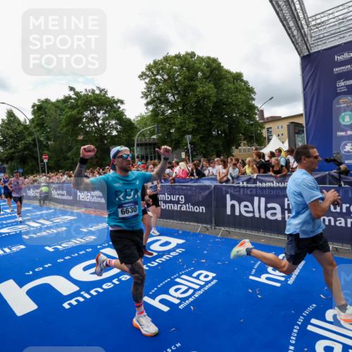 29.06.2025 - hella hamburg halbmarathon Zöllner http://msf.ph/oto/8412576 29.06.2025 10:46:52 Ziel 3976, 4091, 6630, 11858, 13940, 14541, 15900, 17172, 17353, 17492, 17669, 17743, 17892, 19105 meine-sportfotos.de