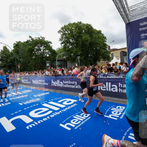 29.06.2025 - hella hamburg halbmarathon Zöllner http://msf.ph/oto/8412583 29.06.2025 10:46:53 Ziel 3976, 4091, 6630, 11858, 13940, 14541, 15900, 17172, 17353, 17492, 17669, 17892, 19105 meine-sportfotos.de