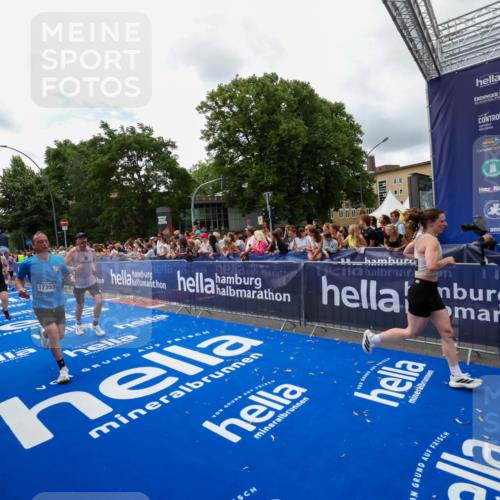 29.06.2025 - hella hamburg halbmarathon Zöllner http://msf.ph/oto/8412594 29.06.2025 10:46:53 Ziel 3976, 4091, 6630, 11858, 13940, 14541, 15900, 17172, 17353, 17492, 17669, 17892, 19105 meine-sportfotos.de