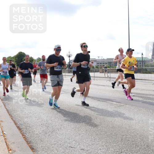 29.06.2025 - hella hamburg halbmarathon Lena Gebhardt http://msf.ph/oto/8412599 29.06.2025 10:17:16 Lombardsbrücke 5929, 3558, 5930, 12100, 1356, 1083, 1117, 1137, 1204, 1240, 1298, 1331, 1348, 1356, 1403, 1477, 1553, 1602, 2225, 2305, 2860, 2908, 3210, 3450, 3464, 3466, 3622, 3802, 3803, 4194, 4852, 5023, 5390, 5929, 5930, 5995, 6126, 6128, 6328, 6520, 6522, 6786, 6948, 7011, 7114, 7115, 7257, 7291, 7345, 7360, 7376, 7410, 7445, 7566, 7647, 7844, 7924, 7928, 7945, 8210, 8253, 8263, 8309, 8351, 8433, 8513, 8558, 8895, 8983, 9152, 9208, 9259 meine-sportfotos.de