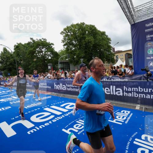 29.06.2025 - hella hamburg halbmarathon Zöllner http://msf.ph/oto/8412607 29.06.2025 10:46:54 Ziel 4091, 11858, 13940, 14385, 14541, 15900, 17172, 17353, 17492, 17669, 17892, 19105 meine-sportfotos.de