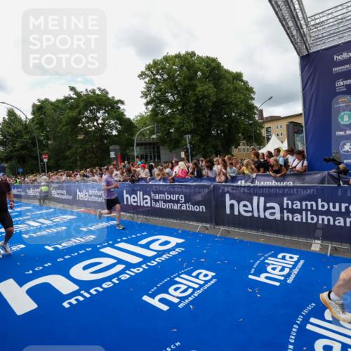 29.06.2025 - hella hamburg halbmarathon Zöllner http://msf.ph/oto/8412622 29.06.2025 10:46:56 Ziel 1139, 4091, 13940, 14385, 17172, 17492, 17669, 17892, 19105 meine-sportfotos.de