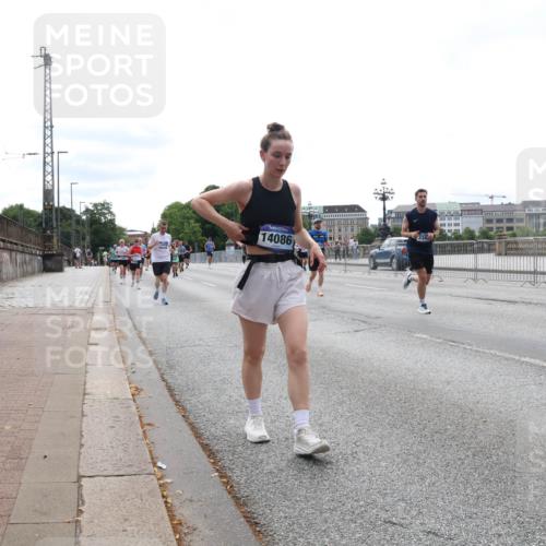 29.06.2025 - hella hamburg halbmarathon Lena Gebhardt http://msf.ph/oto/8412626 29.06.2025 10:25:41 Lombardsbrücke 14086, 1093, 1305, 1479, 1481, 1627, 2278, 3343, 3765, 3961, 3963, 4378, 4797, 5028, 5497, 5564, 5814, 6663, 6869, 8881, 8962, 9811, 9927, 10104, 10219, 10845, 10846, 11157, 11596, 11662, 11699, 11828, 11859, 12074, 12505, 12838, 12945, 12946, 13510, 13653, 13842, 14086, 14223, 14936, 15016, 15119, 15283, 16289, 16354, 16381, 16421, 16422, 16927, 17369 meine-sportfotos.de