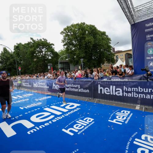 29.06.2025 - hella hamburg halbmarathon Zöllner http://msf.ph/oto/8412631 29.06.2025 10:46:57 Ziel 1139, 1689, 4091, 13940, 14385, 14594, 16081, 17172, 17492, 17892, 17979, 19105 meine-sportfotos.de