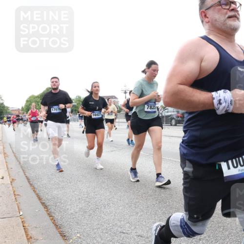 29.06.2025 - hella hamburg halbmarathon Lena Gebhardt http://msf.ph/oto/8412637 29.06.2025 10:51:15 Lombardsbrücke 17079, 16427, 7825, 10029, 1129, 1203, 1208, 1404, 1478, 1617, 1997, 2200, 2202, 2308, 2358, 2380, 2484, 2485, 2859, 3934, 4156, 4652, 4713, 4771, 4808, 4848, 4878, 4920, 5286, 5289, 5357, 5394, 5530, 6091, 6178, 6945, 6961, 7012, 7141, 7769, 7770, 7771, 7825, 7841, 7871, 7992, 8040, 8200, 8410, 8672, 8779, 8986, 9166, 9167, 9582, 9583, 9763, 10029, 10552, 10614, 10636, 11034, 11052, 11252, 11268, 11575, 11577, 14534 meine-sportfotos.de