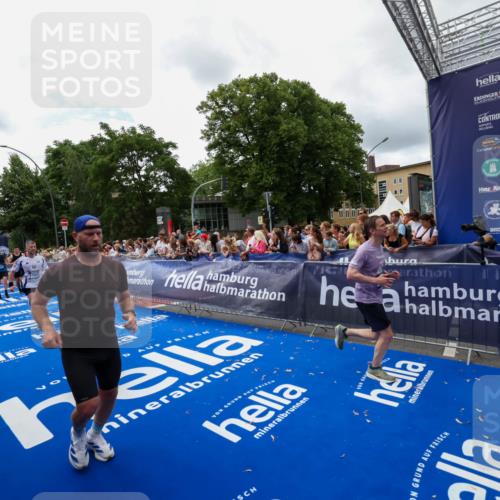 29.06.2025 - hella hamburg halbmarathon Zöllner http://msf.ph/oto/8412648 29.06.2025 10:46:57 Ziel 1139, 1689, 4091, 13940, 14385, 14594, 16081, 17172, 17492, 17892, 17979, 19105 meine-sportfotos.de