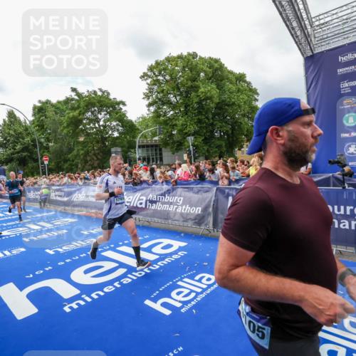 29.06.2025 - hella hamburg halbmarathon Zöllner http://msf.ph/oto/8412659 29.06.2025 10:46:58 Ziel 1139, 1689, 4091, 13728, 14385, 14449, 14594, 16081, 17172, 17492, 17892, 17979, 19105 meine-sportfotos.de