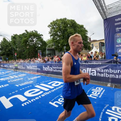 29.06.2025 - hella hamburg halbmarathon Zöllner http://msf.ph/oto/8412687 29.06.2025 10:23:35 Ziel 9385, 16169, 17771 meine-sportfotos.de