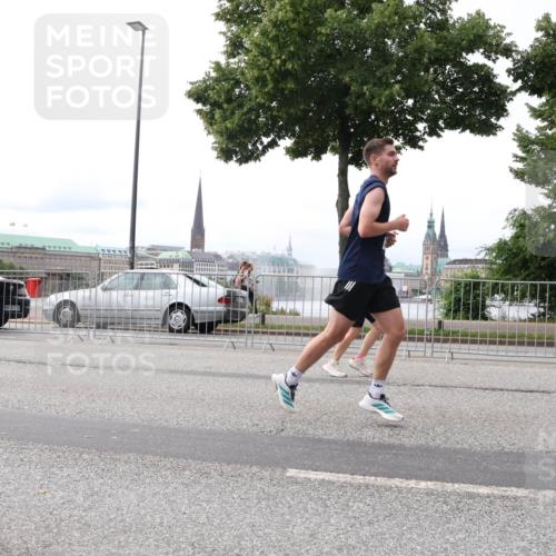 29.06.2025 - hella hamburg halbmarathon Lena Gebhardt http://msf.ph/oto/8412711 29.06.2025 10:25:44 Lombardsbrücke 1093, 1305, 1479, 1481, 1627, 2278, 3343, 3765, 4378, 4797, 5028, 5497, 5564, 6663, 6869, 8881, 9811, 9927, 10104, 10219, 10845, 10846, 11139, 11157, 11596, 11662, 11699, 11828, 11859, 12074, 12505, 12838, 12945, 12946, 13510, 13653, 13842, 14179, 14223, 14936, 15016, 15119, 15283, 16289, 16354, 16381, 16421, 16422, 16927, 17369 meine-sportfotos.de