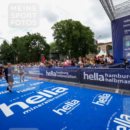 29.06.2025 - hella hamburg halbmarathon Zöllner http://msf.ph/oto/8412734 29.06.2025 10:47:03 Ziel 1139, 1689, 4377, 5472, 9794, 10122, 13728, 14385, 14415, 14449, 14594, 14783, 15825, 16081, 17979 meine-sportfotos.de