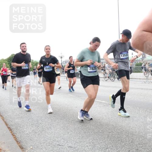 29.06.2025 - hella hamburg halbmarathon Lena Gebhardt http://msf.ph/oto/8412738 29.06.2025 10:51:16 Lombardsbrücke 7079, 16427, 1129, 1203, 1208, 1404, 1478, 1617, 1997, 2202, 2308, 2358, 2380, 2484, 2485, 2736, 2778, 2859, 3934, 4156, 4652, 4713, 4771, 4808, 4848, 4878, 4920, 5286, 5289, 5357, 5394, 5530, 6091, 6178, 6945, 6954, 6961, 7012, 7141, 7769, 7770, 7771, 7825, 7841, 7871, 7992, 8040, 8200, 8410, 8672, 8779, 8986, 9166, 9167, 9582, 9583, 9763, 10029, 10496, 10552, 10614, 10636, 11034, 11052, 11252, 11268, 11575, 11577, 14534 meine-sportfotos.de