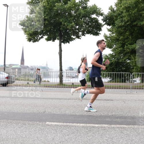 29.06.2025 - hella hamburg halbmarathon Lena Gebhardt http://msf.ph/oto/8412741 29.06.2025 10:25:44 Lombardsbrücke 1093, 1305, 1479, 1481, 1627, 2278, 3343, 3765, 4378, 4797, 5028, 5497, 5564, 6663, 6869, 8881, 9811, 9927, 10104, 10219, 10845, 10846, 11139, 11157, 11596, 11662, 11699, 11828, 11859, 12074, 12505, 12838, 12945, 12946, 13510, 13653, 13842, 14179, 14223, 14936, 15016, 15119, 15283, 16289, 16354, 16381, 16421, 16422, 16927, 17369 meine-sportfotos.de