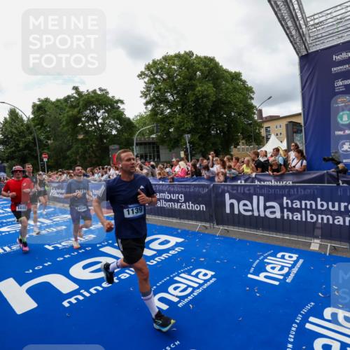 29.06.2025 - hella hamburg halbmarathon Zöllner http://msf.ph/oto/8412755 29.06.2025 10:47:04 Ziel 1139, 1460, 1689, 4377, 5472, 6700, 9794, 10122, 13728, 14415, 14449, 14594, 14783, 15825, 16081, 17979 meine-sportfotos.de