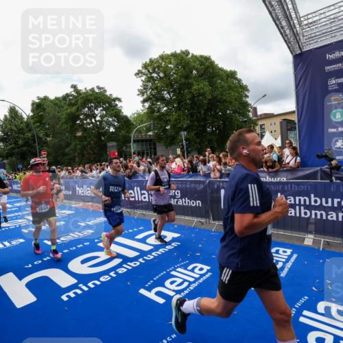 29.06.2025 - hella hamburg halbmarathon Zöllner http://msf.ph/oto/8412762 29.06.2025 10:47:05 Ziel 1139, 1460, 1689, 4377, 5472, 6700, 9794, 10122, 13728, 14415, 14449, 14594, 14783, 15825, 16081, 17979 meine-sportfotos.de