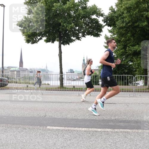 29.06.2025 - hella hamburg halbmarathon Lena Gebhardt http://msf.ph/oto/8412764 29.06.2025 10:25:44 Lombardsbrücke 1093, 1305, 1479, 1481, 1627, 2278, 3343, 3765, 4378, 4797, 5028, 5497, 5564, 6663, 6869, 8881, 9811, 9927, 10104, 10219, 10845, 10846, 11139, 11157, 11596, 11662, 11699, 11828, 11859, 12074, 12505, 12838, 12945, 12946, 13510, 13653, 13842, 14179, 14223, 14936, 15016, 15119, 15283, 16289, 16354, 16381, 16421, 16422, 16927, 17369 meine-sportfotos.de